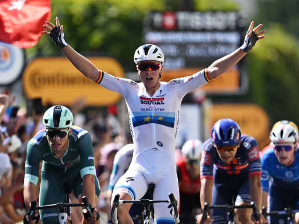 Tim Merlier melakukan selebrasi setelah memenangkan Etape 9 di Tour de France 2025 pada Minggu (13/7). (Foto: AFP)