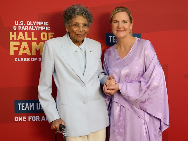 Anita DeFrantz (kiiri) berpose bersama Presiden IOC Kirsty Coventry. (Foto: AP)