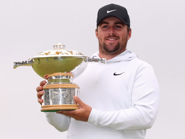 Chris Gotterup berpose dengan trofi Genesis Scottish Open. (Foto: Golf Digest)