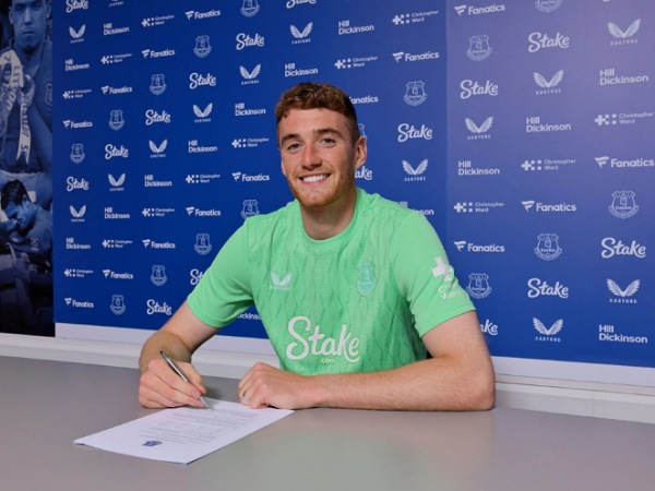 Everton mendatangkan Mark Travers dari Bournemouth