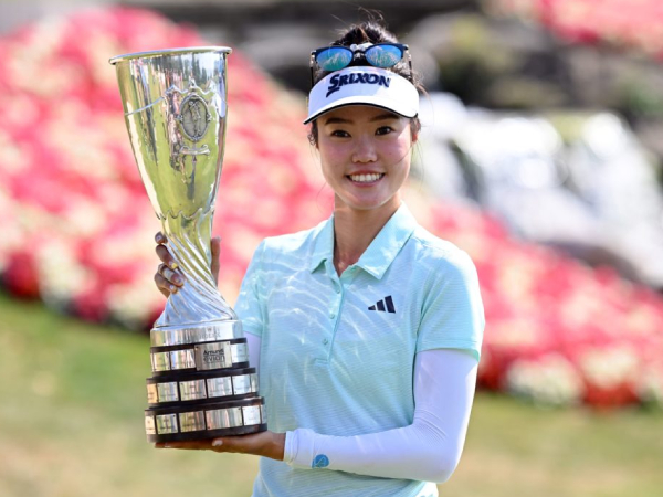 Grace Kim berpose dengan trofi Evian Championship. (Foto: Golf Digest)