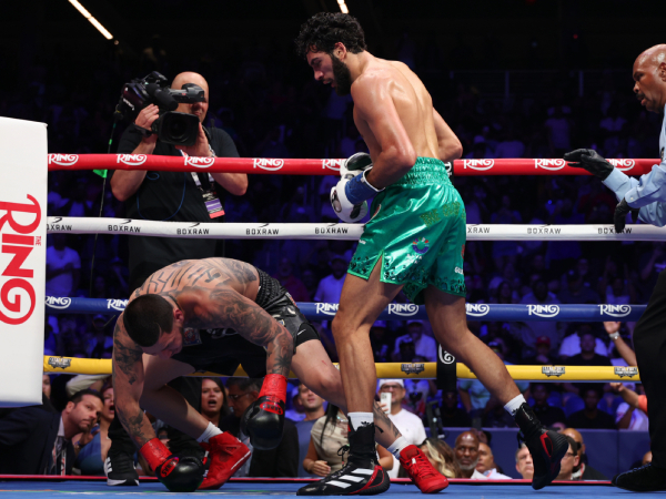 Hamzah Sheeraz (kanan) menghentikan Edgar Berlanga di ronde kelima. (Foto: Fight TV)