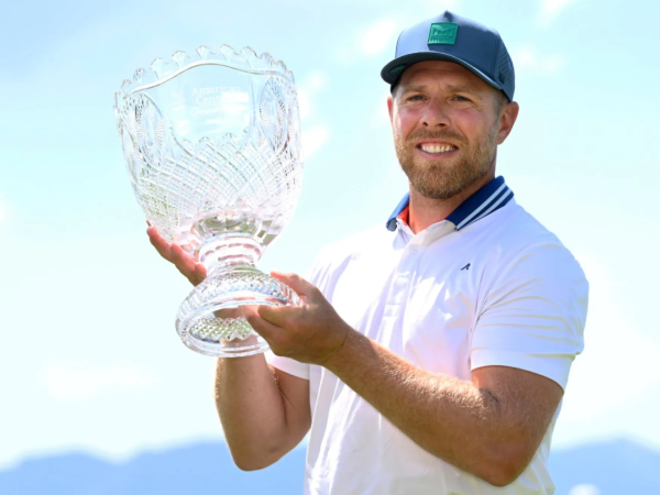 Joe Pavelski berpose dengan trofi American Century Championship. (Foto: Golf Digest)