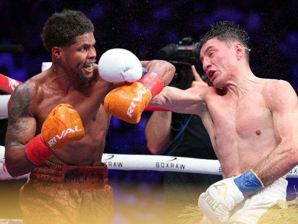 Shakur Stevenson (kiri) tampil dominan selama 12 ronde atas William Zepeda. (Foto: Fight TV)