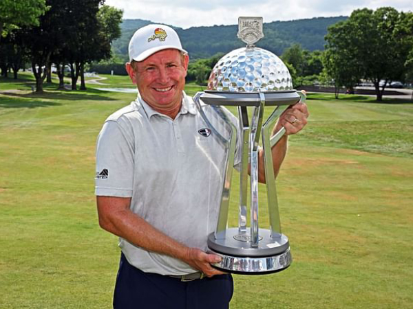 Steve Allan berpose dengan trofi Dick’s Sporting Goods Open. (Foto: Golf Digest)