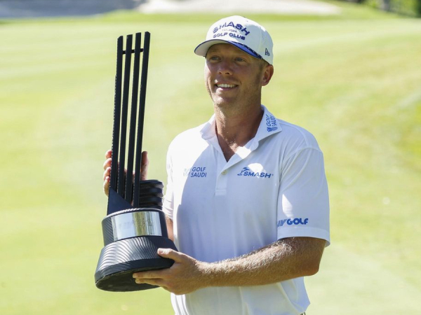 Talor Gooch berpose dengan trofi LIV Golf Andalucia. (Foto: Golf Digest)