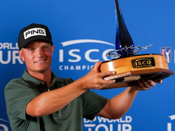 William Mouw berpose dengan trofi ISCO Championship. (Foto: Golf Digest)
