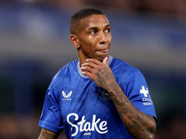 Ashley Young baru saja berpisah dengan Everton