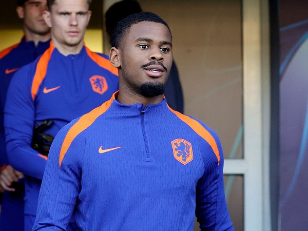 Chelsea mengidentifikasi bek Ajax, Jorrel Hato. (Foto: Jeroen van den Berg/Soccrates/Getty Images)