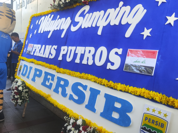 Persib memperkenalkan perekrutan Frans Putros melalui karangan bunga