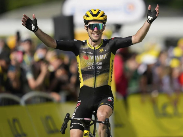 Simon Yates melakukan selebrasi setelah meraih kemenangan di etape gunung pertama Tour de France 2025 pada Senin (14/7). (Foto: AFP)