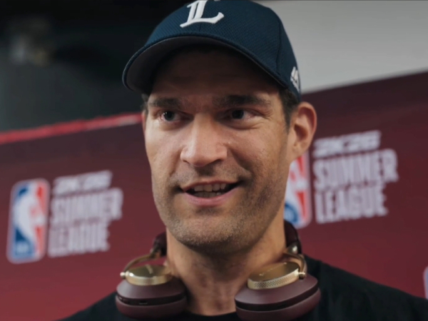 Brook Lopez memberikan keterangan kepada media saat menghadiri salah satu pertandingan NBA Summler League. (Foto: Youtube)