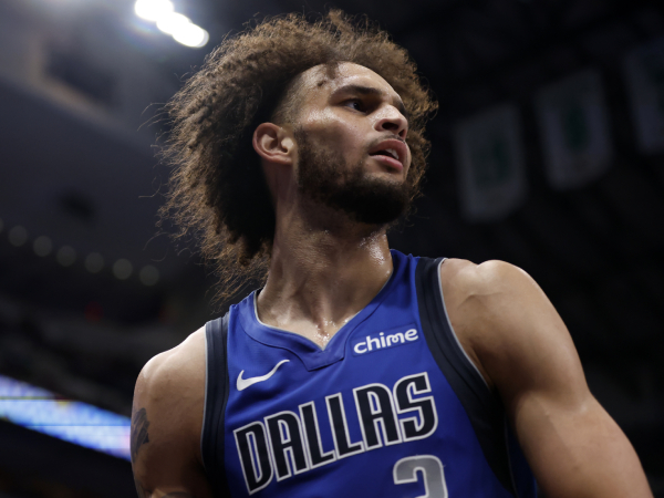 Dereck Lively, yang akan memasuki musim ketiganya di NBA, menghadapi serangkaian cedera selama musim 2024–25 yang penuh gejolak. (Foto: AP)
