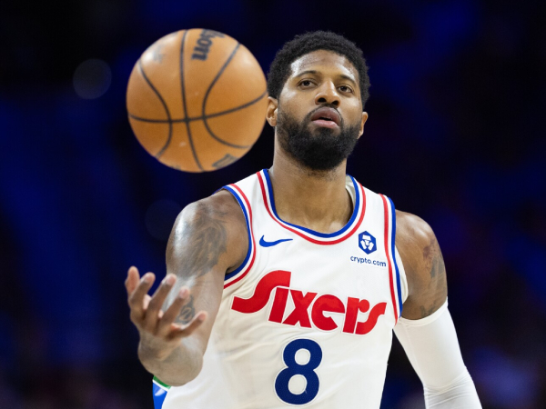 Operasi ini menambah bab baru dalam musim debut yang mengecewakan bagi Paul George di Philadelphia. (Foto: AP)