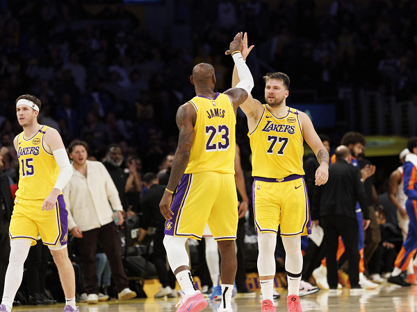 Steve Nash salut LeBron James mau turunkan ego saat bermain dengan Luka Doncic.