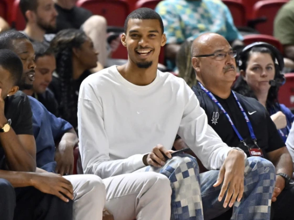 Victor Wembanyama terlihat menyaksikan salah satu pertandingan Spurs di NBA Summer League 2025. (Foto: AP)