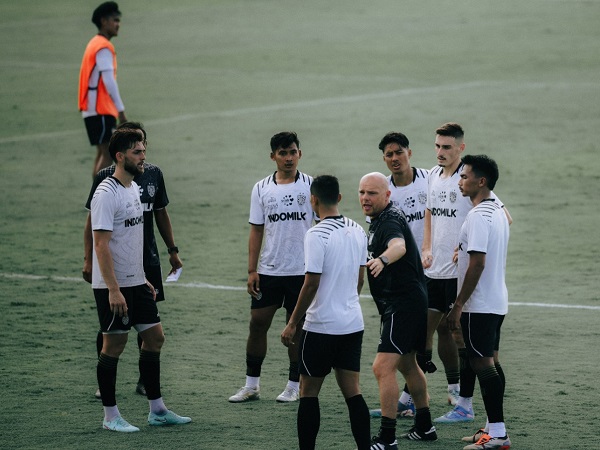 Johnny Jansen memimpin latihan Bali United jelang musim baru