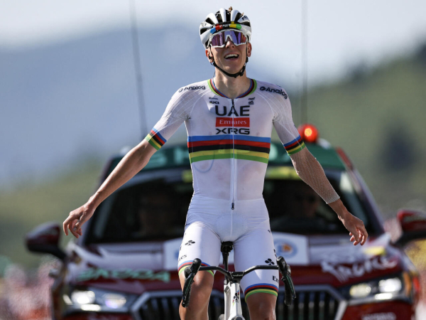 Tadej Pogacar melakukan selebrasi setelah memenangi Etape 12 Tour de France 2025. (Foto: AFP)