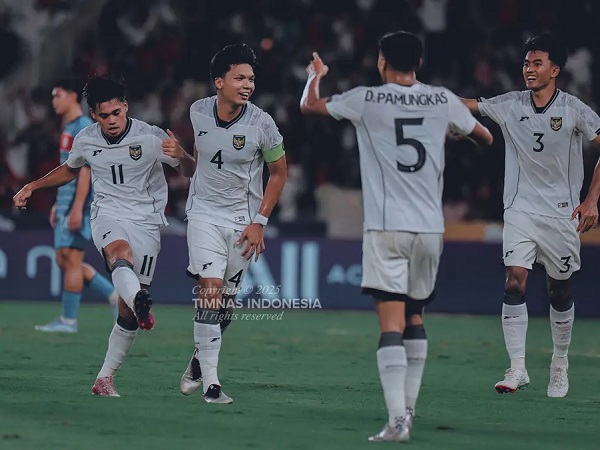 Pemain timnas Indonesia U-23 merayakan gol ke gawang Filipina