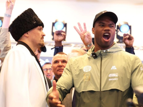 Daniel Dubois (kanan) dan Oleksandr Usyk. (Foto: Fight TV)