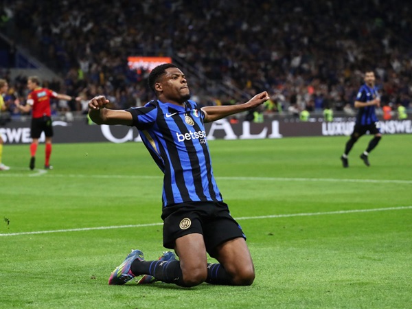 Barcelona Belum Lakukan Penawaran Terkait Denzel Dumfries