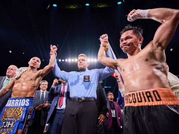 Manny Pacquiao (kanan) dan Mario Barrios harus puas dengan hasil imbang dalam pertarungan mereka di MGM Grand Garden Arena. (Foto: Fight TV)