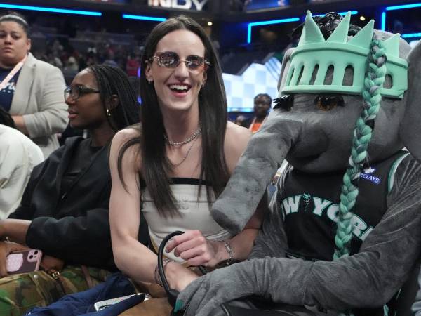Caitlin Clark bercanda dengan maskot New York Liberty di All-Star Weekend di Indianapolis. (Foto: AP)