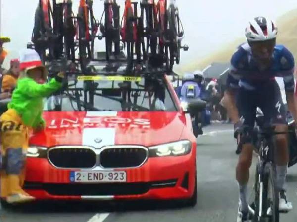 Detik-detik seorang penonton (paling kiri) sebelum ditabrak oleh mobil tim Ineos Grenadiers di Etape 14 Tour de France. (Foto: Youtube)