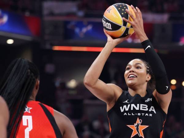 Napheesa Collier (kanan) mencetak 36 poin untuk memimpin Tim Collier mengalahkan Tim Clark dengan skor 151-131 di All-Star WNBA Game 2025. (Foto: AP)