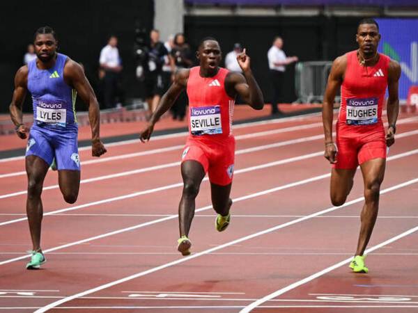 Oblique Seville (tengah) melakukan selebrasi setelah memenangi lari 100 meter di Kejuaraan Diamond League London. (Foto: AP)