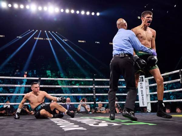 Sebastian Fundora (kanan) mendominasi Tim Tszyu sejak awal pertarungan ulang mereka. (Foto: Fight TV)