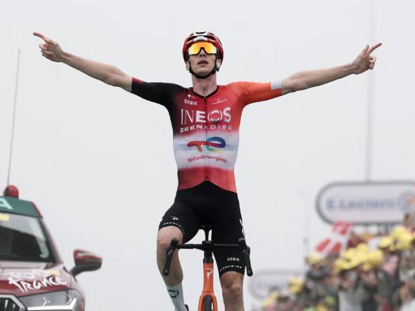 Pebalap Belanda Thymen Arensman melakukan selebrasi setelah memenangi Etpae 14 Tour de France 2025. (Foto: AFP)