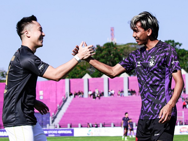 Owner Persik Kediri, Arthur Irawan menyemangati para pemain