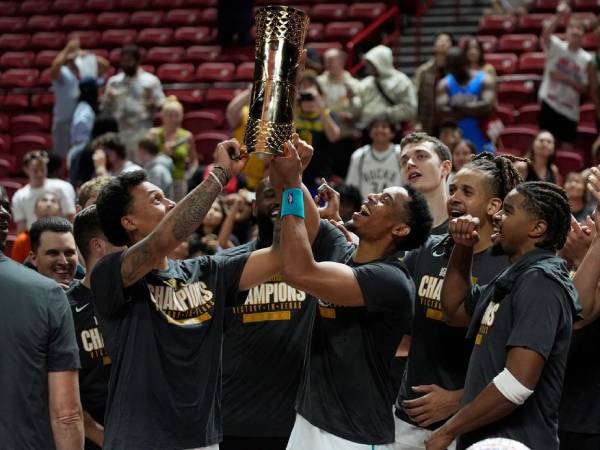 Para pemain Charlotte Hornets melakukan selebrasi setelah memenangi NBA Summer League 2025. (Foto: AP)