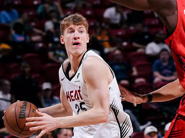 Erik Spoelstra senang lihat perkembangan Kasparas Jakucionis di Summer League.