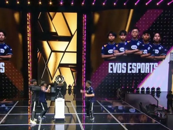 Evos Divine Bangga Angkat Trofi Free Fire EWC 2025
