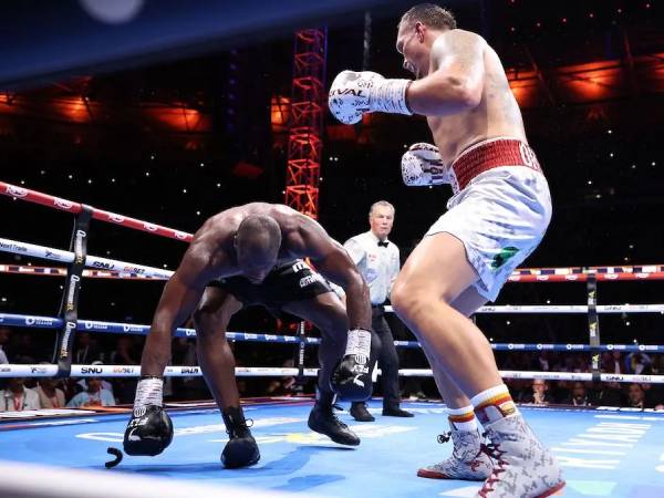 Oleksandr Usyk (kanan) menyaksikan Daniel Dubois dalam pertarungan ulang mereka. (Foto: Fight TV)