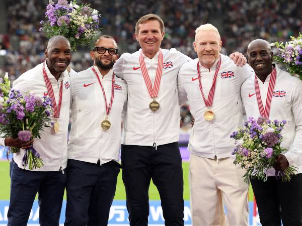 Anggota tim estafet Inggris di Kejuaraan Dunia 1997, yakni Roger Black, Iwan Thomas, Jamie Baulch, Mark Richardson, dan Mark Hylton, berpose setelah menerima medali emas. (Foto: AP)