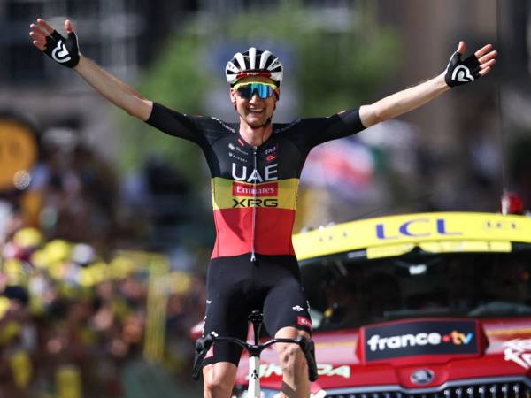 Tim Wellens melakukan selebrasi setelah memenangi Etape 15 Tour de France 2025. (Foto: AFP)