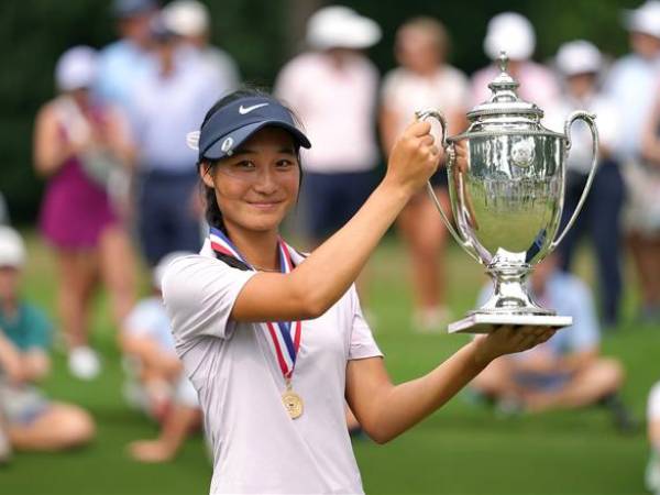 Aphrodite Deng berpose dengan trofi Kejuaraan Junior Putri AS. (Foto: Golf Digest)