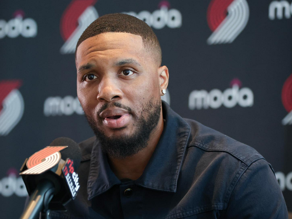 Damian Lillard sumringah bisa berseragam Blazers lagi.