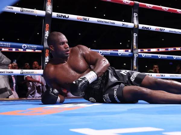 Daniel Dubois menderita kekalahan KO ketiga dalam kariernya dan kekalahan kedua dari Usyk. (Foto: Fight TV)