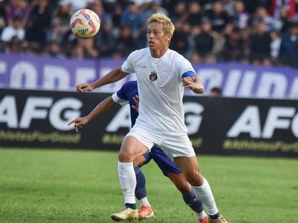 Keisuke Honda saat menghadapi Persik Kediri di laga uji coba