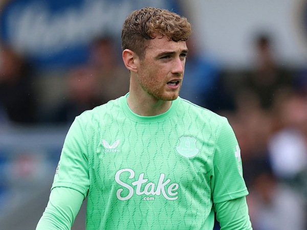Penjaga gawang baru Everton, Mark Travers