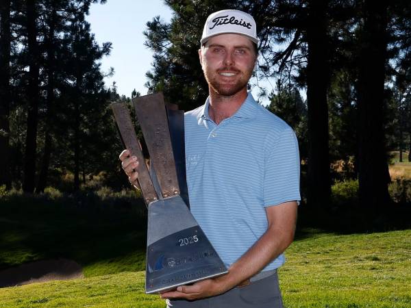 Ryan Gerard berpose dengan trofi Barracuda Championship. (Foto: Golf Digest)