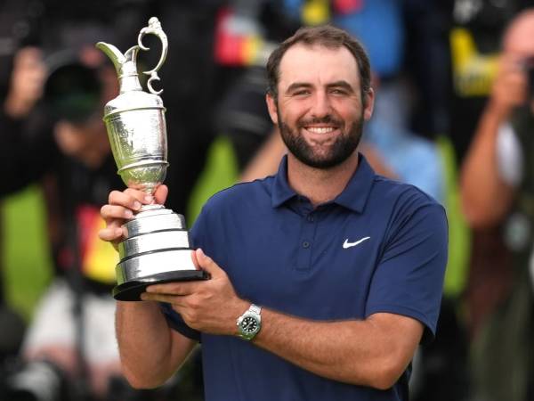 Scottie Scheffler berpose dengan trofi Open Championship. (Foto: Golf Digest)
