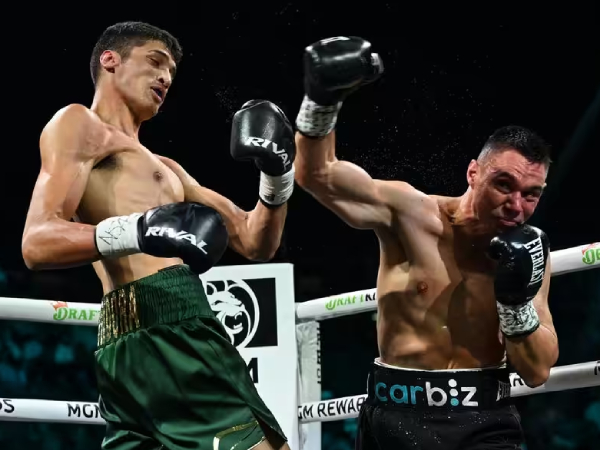 Tim Tszyu (kanan) kalah segalanya dari Sebastian Fundora dalam duel ulang Sabtu lalu. (Foto: AP)