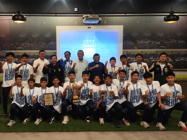 Pemain Akademi Persib Cimahi berfoto dengan jajaran manajemen PT PBB