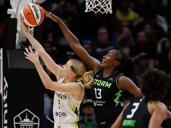 Paige Bueckers (kiri) mencetak 14 poin saat Dallas Wings meraih kemenangan comeback 87-63 atas tuan rumah Seattle Storm pada Selasa (22/7) malam. (Foto: AP)