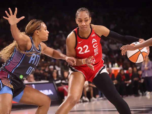 A’ja Wilson (kanan) mencetak 24 poin saat Las Vegas Aces mengalahkan Atlanta Dream 87-72 pada Selasa (22/7) malam. (Foto: AP)